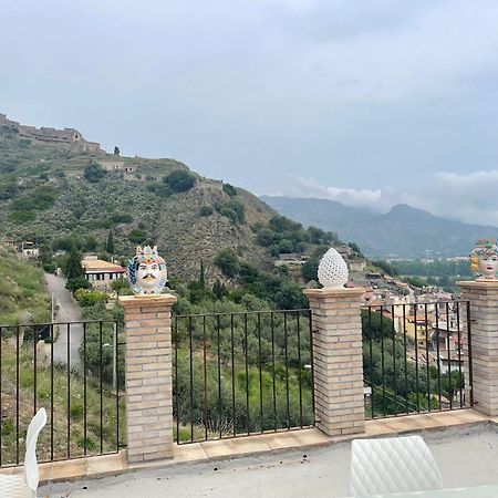 Bed And Relax-Il Maniero Bed & Breakfast Calatabiano Exterior photo